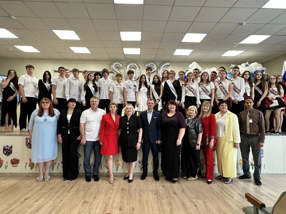 Сегодня посетила торжественное мероприятие в Генической школе №3, где вместе с педагогами, родителями и гостями провожала наших замечательных выпускников