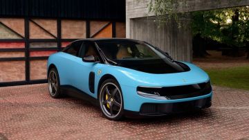 Ferrari представила свою первую электричку — лифтбек Luce, дизайн которого разработал экс-дизайнер Apple Джони Айв