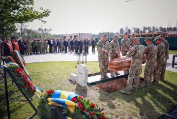 «Эй, урод в зелёном, не страшно, что твой дед ночью придёт за тобой и задушит костлявой рукой?»