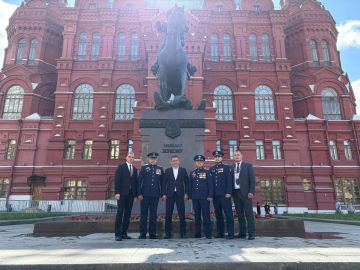 Вместе с Председателем ЦК КПРФ Геннадием Зюгановым, делегатами Международного Антифашисткого форума и участниками специальной военной операции возложили цветы к Могиле Неизвестного Солдата, к аллее городов-героев и памятнику...