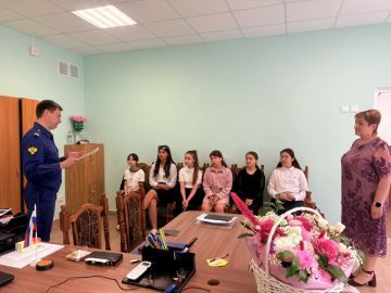 Работники Новотроицкой межрайонной прокуратуры и прокуратуры Генического района поздравили учащихся школ с окончанием учебного года