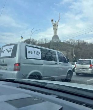 Примерно так владельцам бусиков приходится подстраховываться, чтобы их не спутали с ТЦК