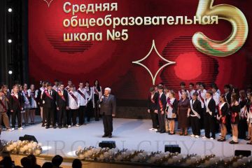 Владимир Сальдо: Особые слова в адрес выпускников сегодня прозвучали в школе № 5, где на сцене разворачивались сказочные события, Золушка и Принц, Король, Волшебник и другие сказочные герои рассказывали о выпускниках, пели о...