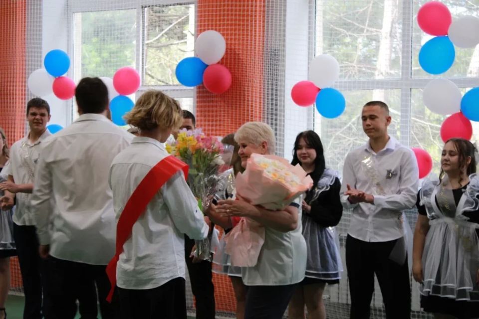 Елена Дмитрук поздравила выпускников санаторной школы-интерната Геническа с Последним звонком