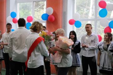 Елена Дмитрук поздравила выпускников санаторной школы-интерната Геническа с Последним звонком