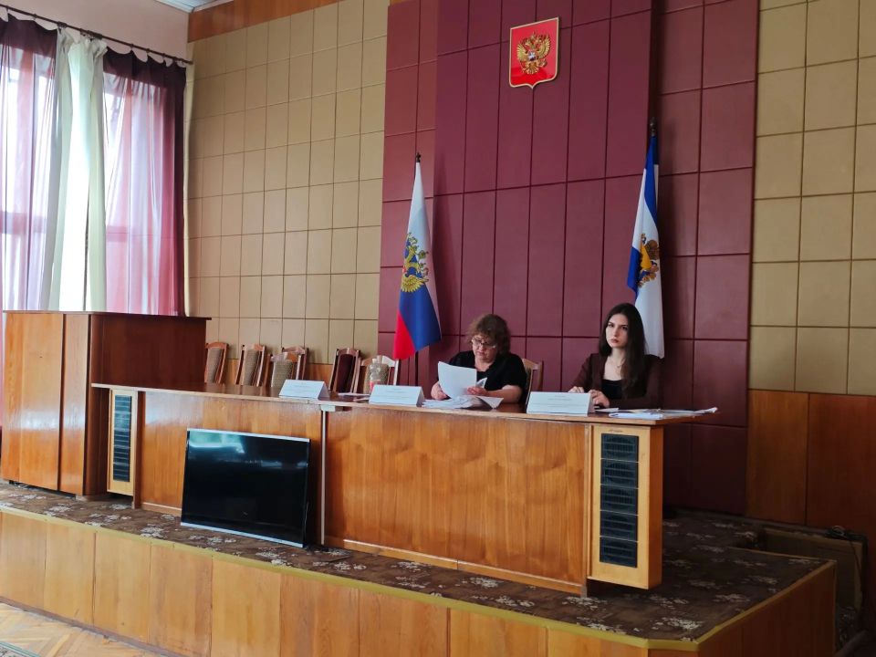 В Администрации Новотроицкого муниципального округа состоялось очередное заседание комиссии по делам несовершеннолетних и защите их прав