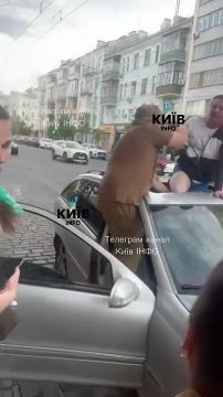 На видео попал момент принудительной мобилизации в Киеве, где «добровольца» доставали через люк крыши автомобиля