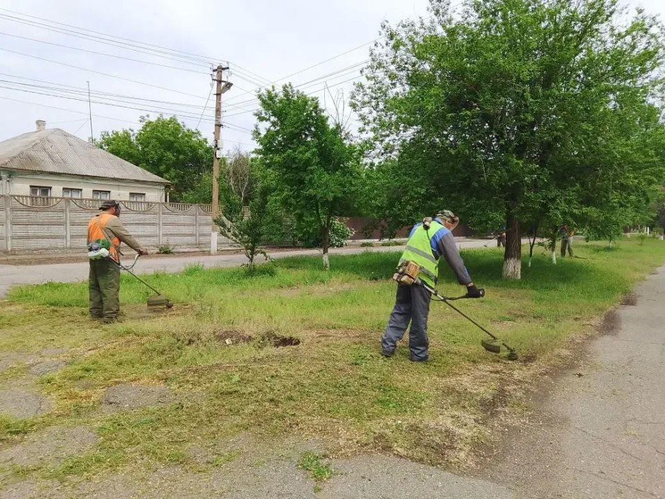 Уборка и покос травы: работа "Горжилстроя" в Геническом округе