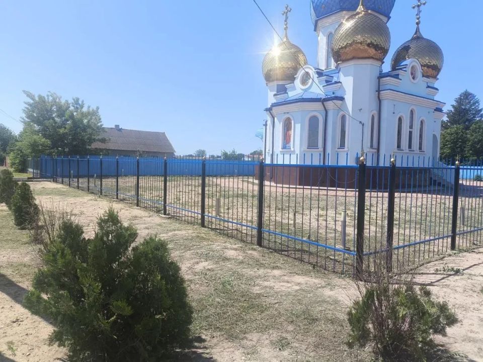 Сотрудники МБУ «Джарылгач» провели работы по благоустройству территории, прилегающей к храму в селе Шевченко