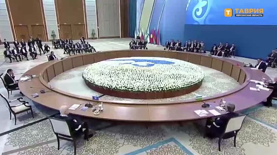 ЕАЭС неизменно открыт к взаимовыгодному сотрудничеству с конструктивно настроенными странами и объединениями, отметил Владимир Путин