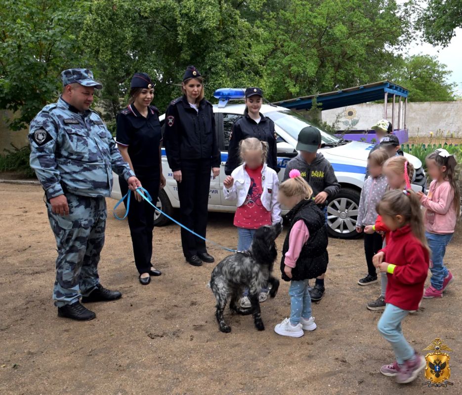 В Херсонской области полицейские поздравили детсадовцев с наступающим Днём защиты детей