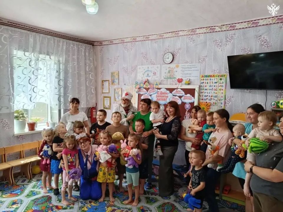 Волонтёры поздравили детей Херсонской области с Днём защиты детей