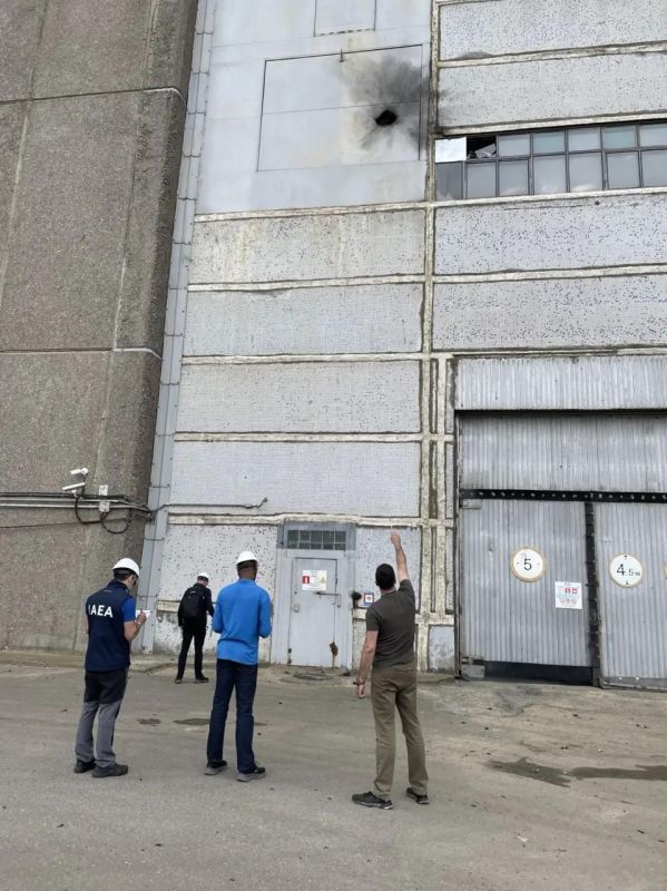 Эксперты МАГАТЭ на ЗАЭС осматривают повреждения, нанесённые в результате удара украинского беспилотника