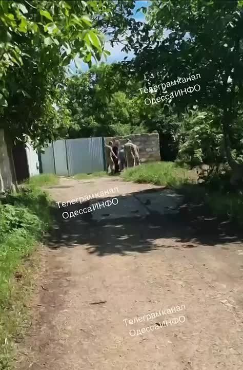 И снова Одесса, но здесь мужику повезло, его у ТЦК-унов отбили старики