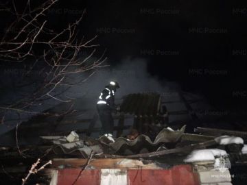 Спасатели МЧС России продолжают ликвидировать пожары в Херсонской области