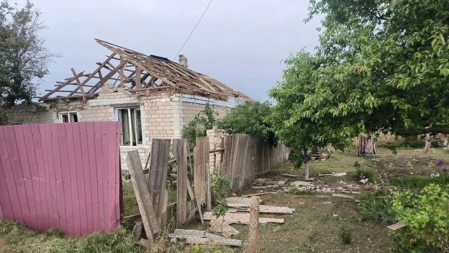 В результате атак ВСУ в Каховском округе повреждены два частных дома и подстанция