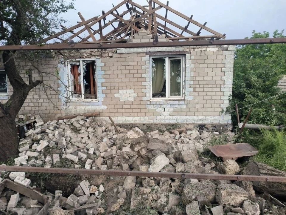 В светлый праздник Троицы дроны ВСУ атаковали частный дом в селе Архангельская Слобода, сообщил глава Каховского округа