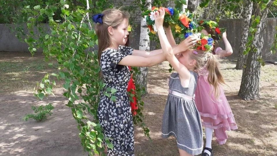 В Краснянском Доме культуры Скадовского округа прошли "Троицкие гуляния" с народными играми