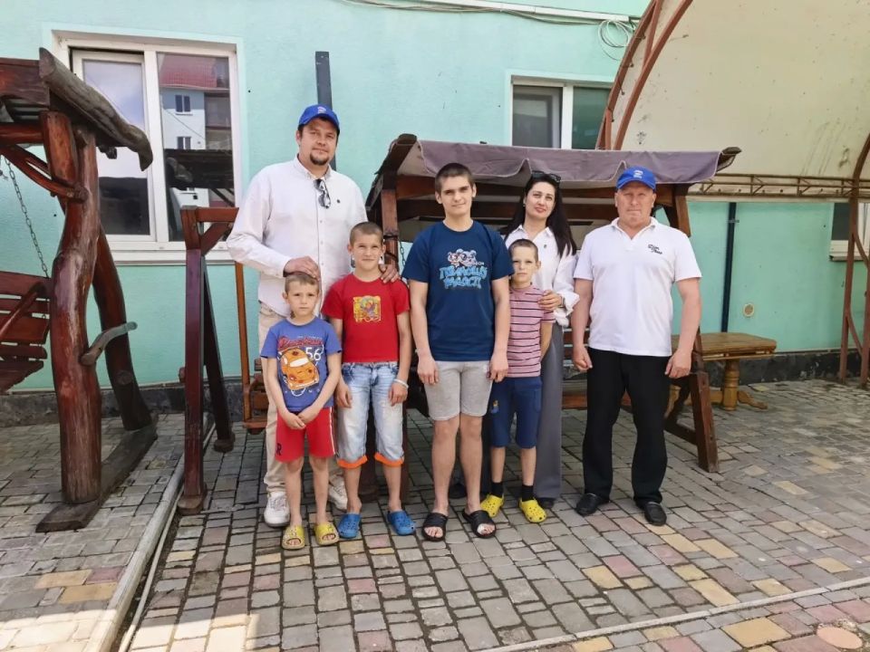 В Голопристанском округе поздравили детей из пункта временного размещения