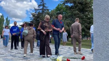 У мемориала «Скорбящая мать» в Геническе почтили память ребенка, погибшего при атаке БПЛА