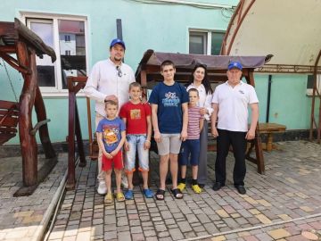 В Голопристанском округе вручили подарки детям, проживающим в пункте временного размещения