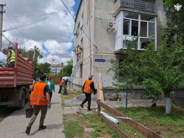 В Геническе после атаки ВСУ сотрудники «Азовкоммунсервиса» помогают жителям поврежденных домов