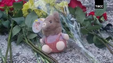 В Геническе почтили память погибшего 5-летнего ребенка, передает корреспондент ТАСС