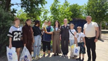 В День защиты детей депутат Херсонской областной Думы Ольга Осипенко навестила многодетную семью из Новотроицкого округа