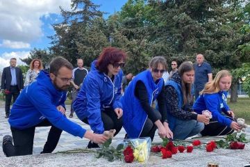 В Геническе почтили память погибшего мальчика при ударе ВСУ