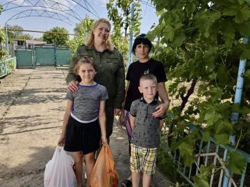 Личный состав регионального следственного управления продолжает поздравлять детей с праздником