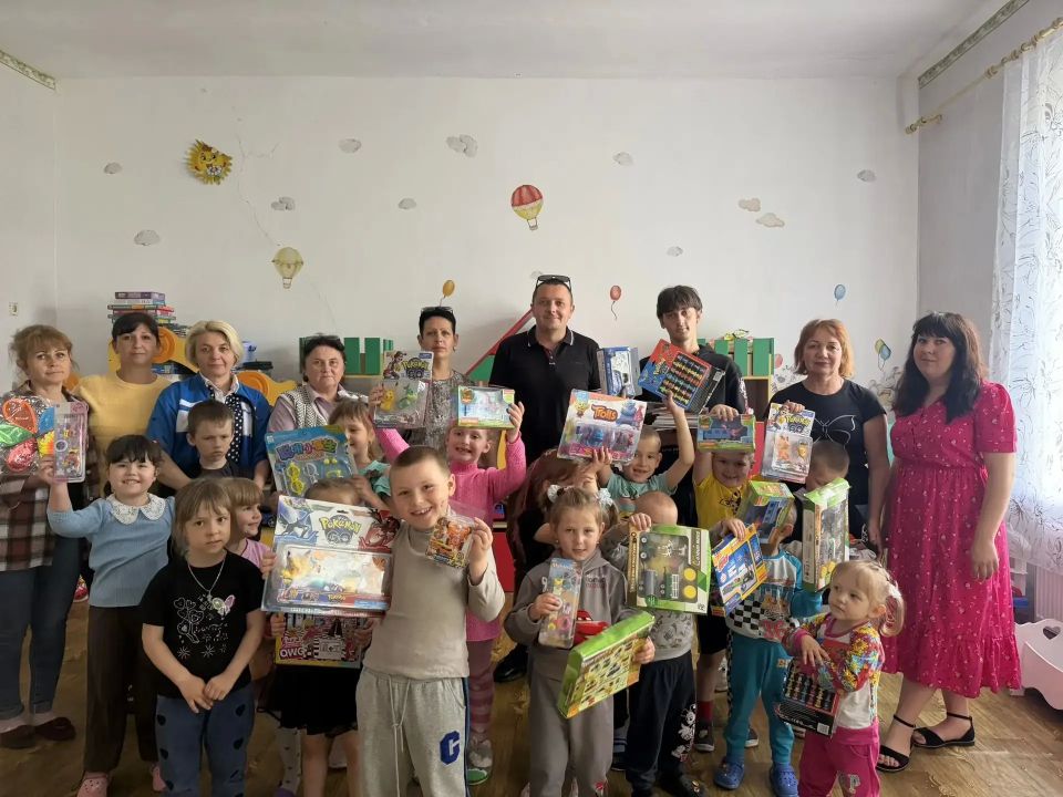 Улыбка на лицах малышей: воспитанники „Растишки“ получили подарки от администрации Великолепетихского округа