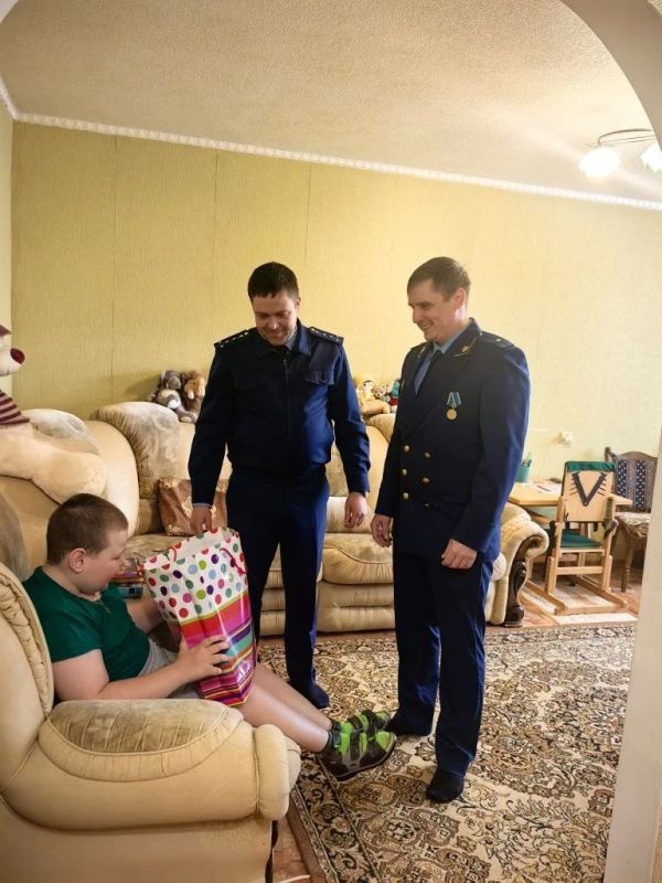 Работники прокуратуры Скадовского района поздравили ребенка с особыми потребностями в День защиты детей