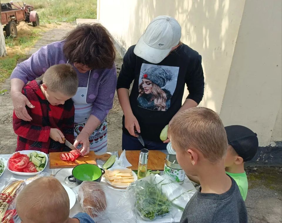 Ко Дню здорового питания Богдановский сельский клуб провёл кулинарный мастер-класс на свежем воздухе