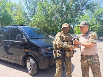 Депутат Херсонской областной Думы Энвер Абдураимов передал бойцам на Херсонском направлении бронированный автомобиль, антидроновые и маскировочные сети
