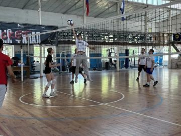 Товарищеский волейбольный матч между Геническим строительным и медицинским колледжами