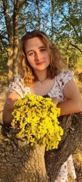 Активистка Движения Первых из Херсонщины помогает фронту и собрала стену шевронов от бойцов