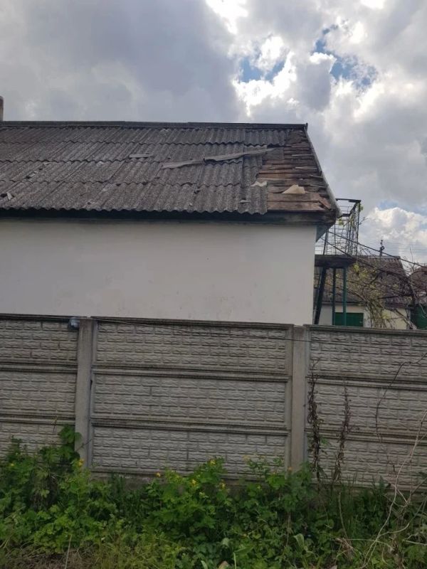 Единая Россия помогла жительнице города Каховка отремонтировать крышу дома