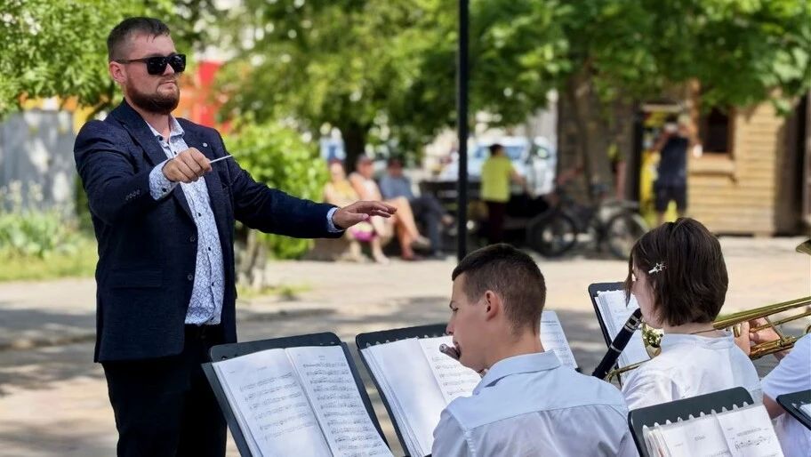 На Аллее сказок в Геническе стартовал летний сезон концертов духового оркестра