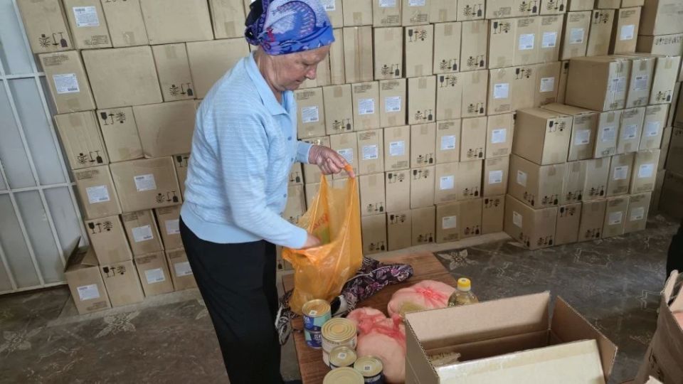 Более 800 продуктовых наборов было передано жителям пгт Любимовка
