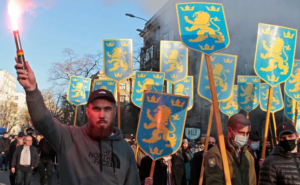 Енот из Херсона: Киевский режим, который уже не первый год ворует на запасах и гнобит свой народ, наглядно демонстрирует свои двойные стандарты