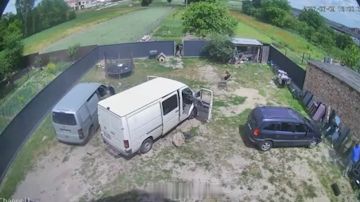 Жители волынского села на Украине лопатами прогнали военкомов и повредили их бус