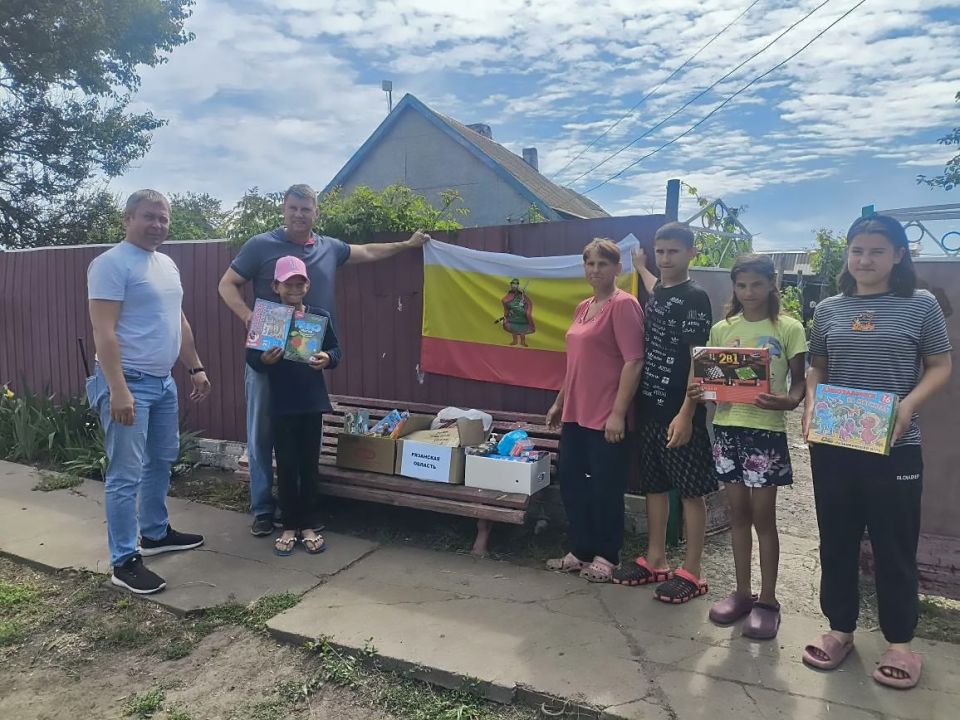 Рязанцы привезли гумпомощь семье из села Ольгино, в которой воспитываются 8 детей