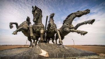 ЭКСКЛЮЗИВ «Легендарную тачанку» при Украине должны были снести, ее распиливали на металлолом