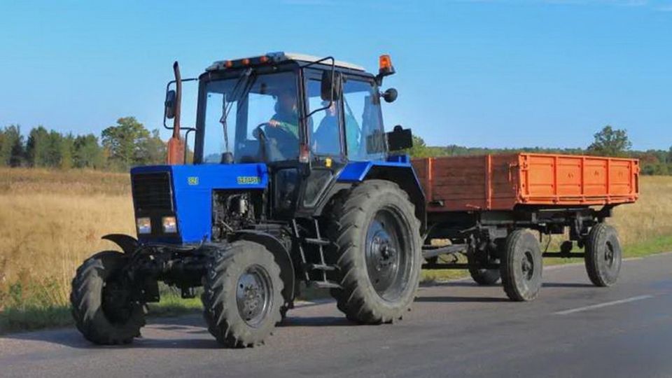 На Рівненщині тракторист протаранив службовий автомобіль ТЦК, а потім ударив військового дерев'яною дошкою, зламавши йому руку