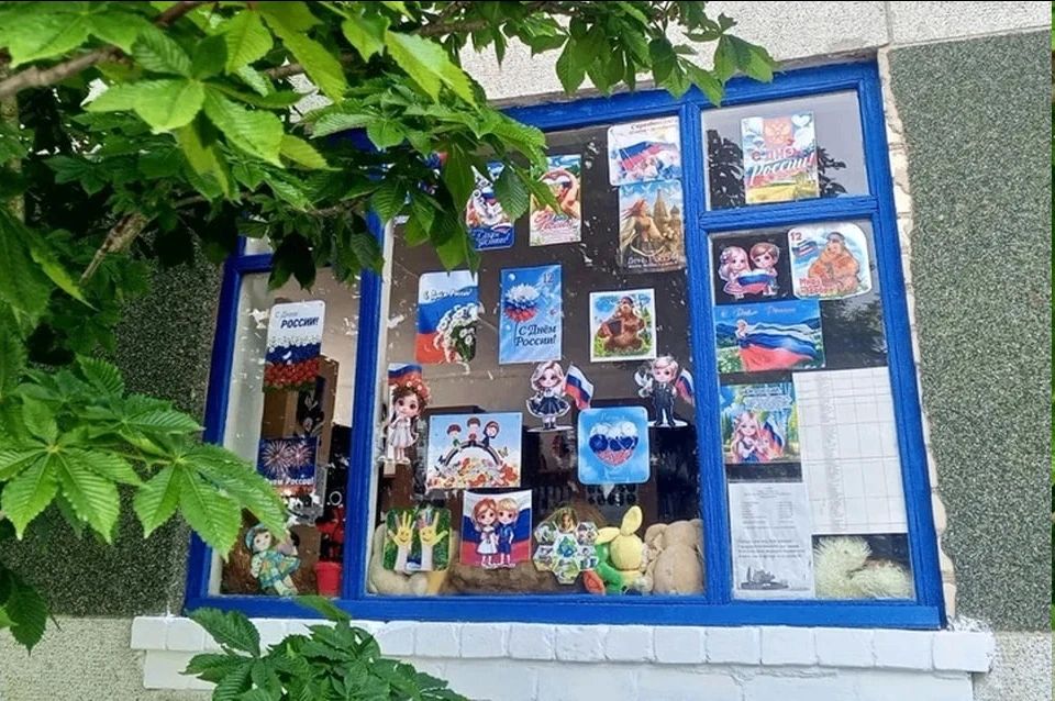 В Каховском округе стартовала праздничная акция «Окна России»