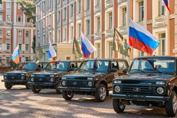 Глава Минтранса Андрей Никитин и руководитель исполкома Народного фронта Михаил Кузнецов передали бойцам СВО 19 новых автомобилей повышенной проходимости