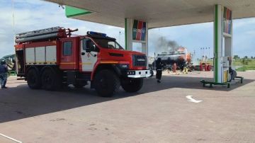 Сотрудники МЧС потушили загоревшийся после атаки дрона бензовоз в Скадовске