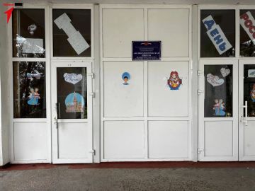 Любовь к Родине — на окнах школы: участники Движения Первых присоединились к акции „Окна России“