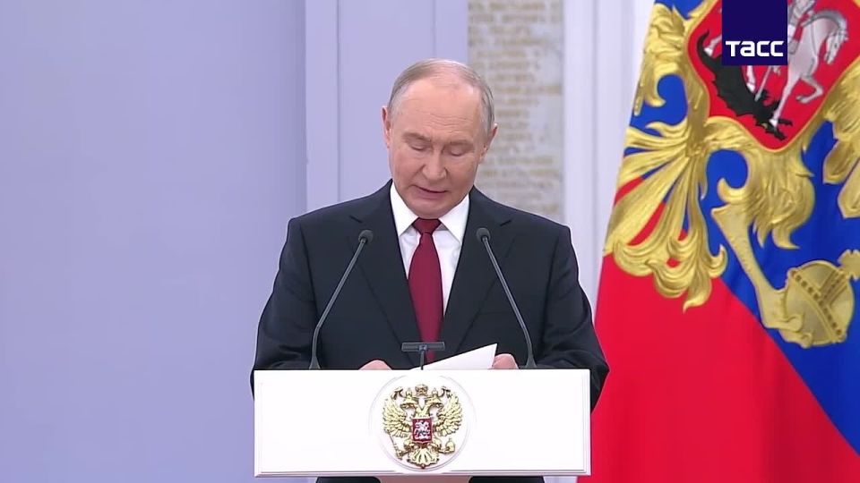 Владимир Путин поздравил жителей страны с Днем России