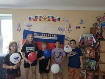 Ко Дню России в Тавричанской сельской библиотеке прошел информационный час «Наша Россия — наша страна»